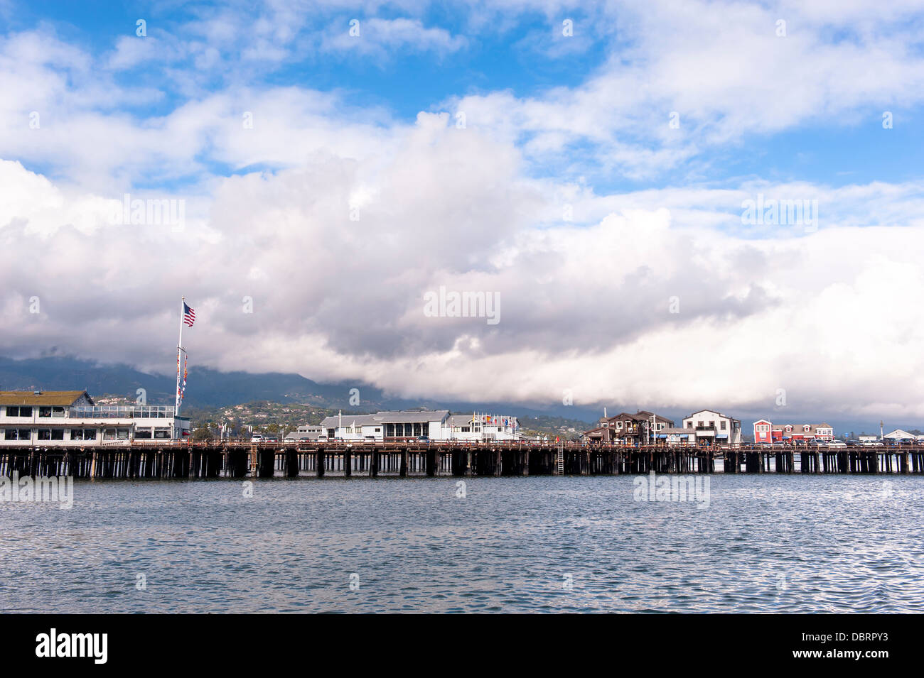 Santa Barbara Hafen Pier in Kalifornien bei einem hellen, bewölkten Frühlingstag. Stockfoto