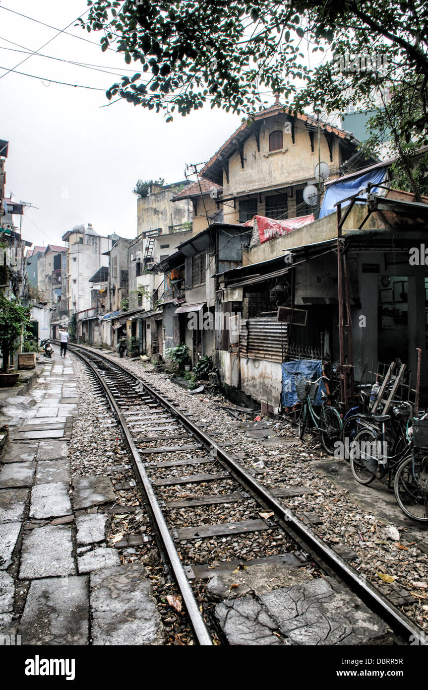 HANOI, Vietnam – Zuggleise durch die engen Gassen der Altstadt von Hanoi, einem einzigartigen und geschäftigen Viertel, in dem Züge in der Nähe von Wohngebäuden und Geschäften vorbeifahren. Diese ungewöhnliche Einrichtung ist eine beliebte Attraktion sowohl für Einheimische als auch für Touristen und zeigt das pulsierende tägliche Leben der Stadt. Stockfoto