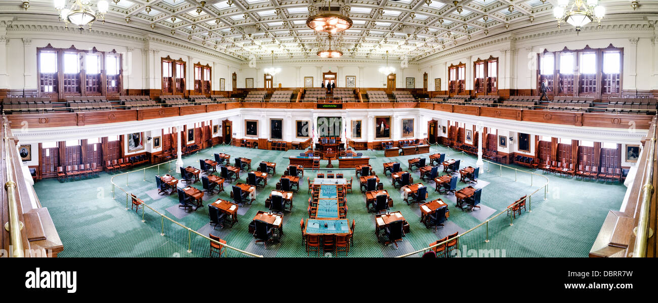 Texas State Capitol Senate Chamber Interior Austin Texas // AUSTIN, Texas, Vereinigte Staaten — Panorama des Innenraums der Senate Chamber im Texas State Capitol in Austin, Texas. Der Senat von Texas besteht aus 31 Senatoren, von denen jeder einen eigenen Schreibtisch in der Kammer hat. Der Boden ist mit einem markanten grünen Teppich gesäumt, der ihn vom Repräsentantenhaus abhebt. Stockfoto
