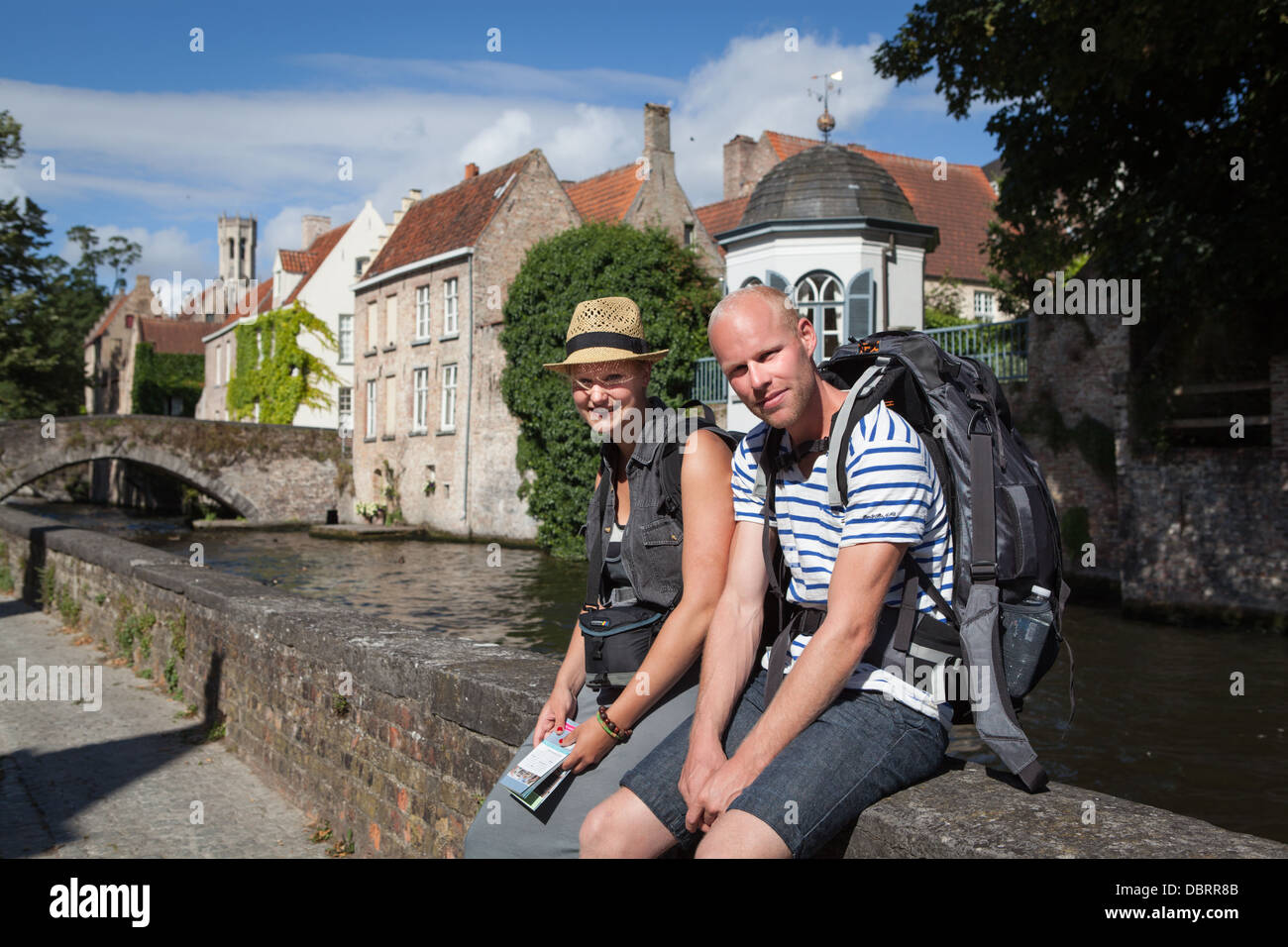 Junge Rucksacktouristen in der historischen Stadt Brügge in Belgien (Europa) Stockfoto