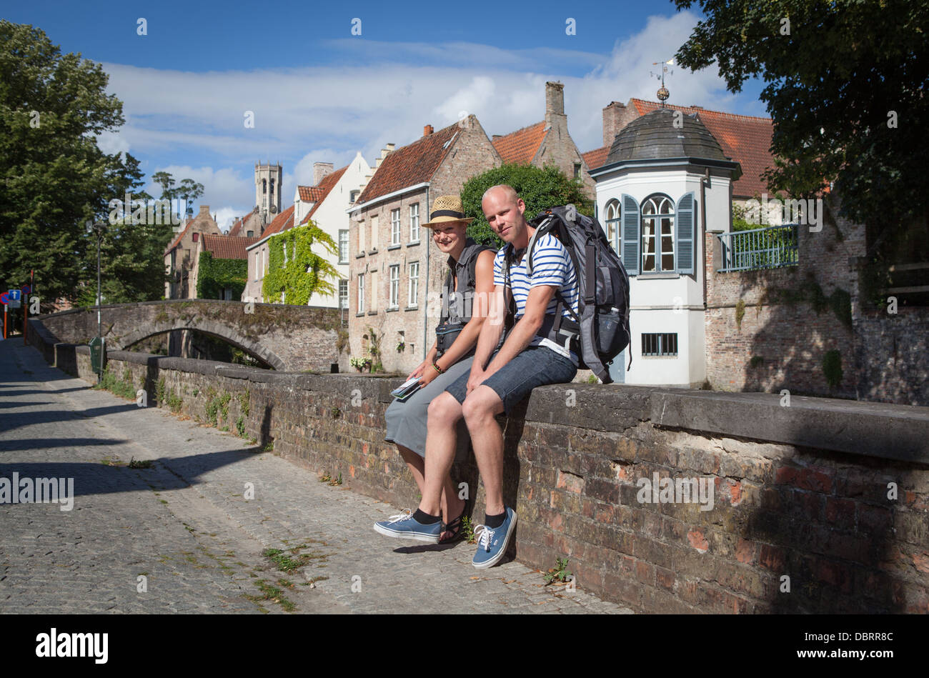 Junge Rucksacktouristen in der historischen Stadt Brügge in Belgien Stockfoto