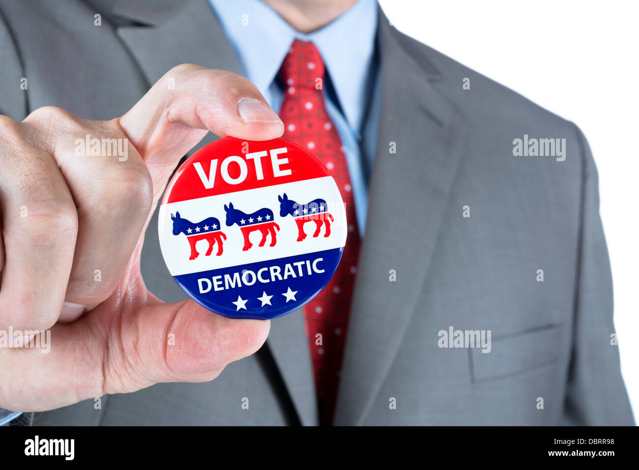 Ein Mann hält eine demokratische Abstimmung Abzeichen Anstecknadel Stockfoto