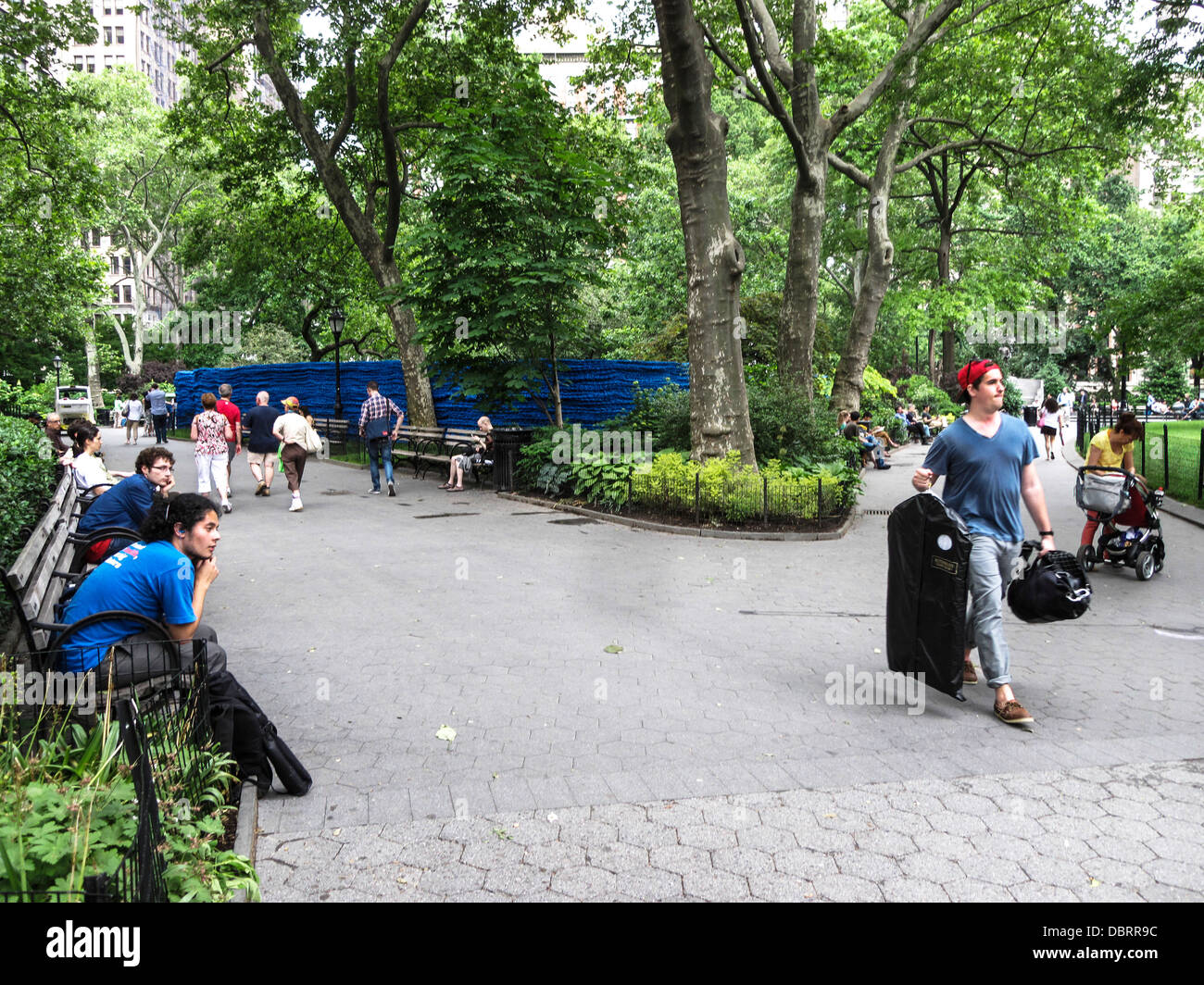 Menschen sitzen auf Bänken & bummeln abweichende Pfade genießen Frühling grün & blau Bestandteil einer Kunstinstallation im Madison Square Stockfoto