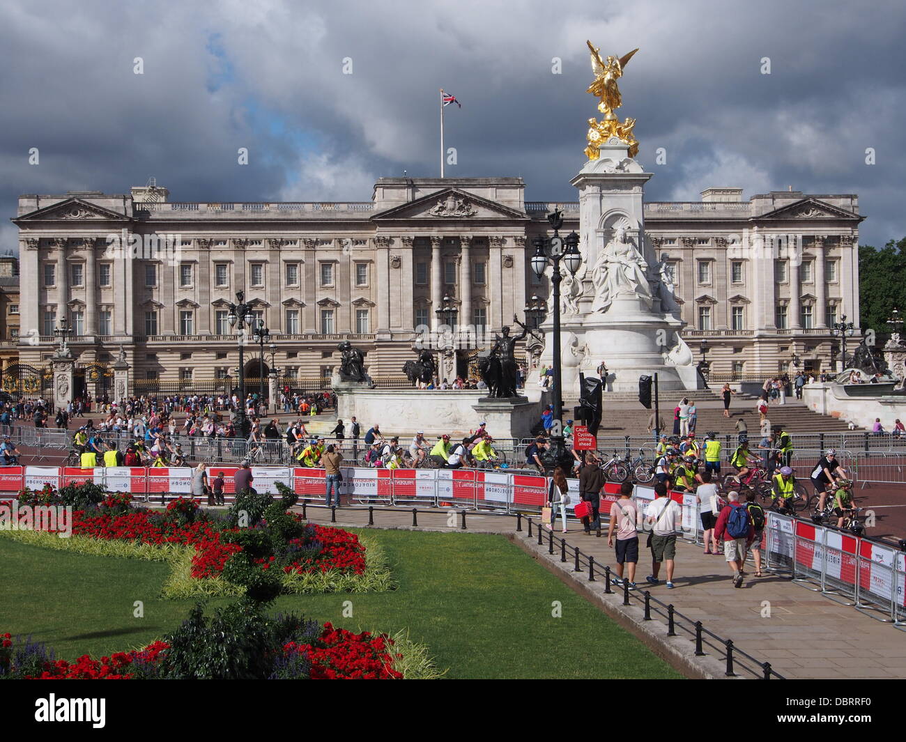 London, UK. 3. August 2013. Viele der wichtigsten Straßen Londons am 3. August heruntergefahren werden und 4 als eine geschätzte 50.000 Radfahrer an die aufsichtsrechtlichen RideLondon Masse Fahrt teilnehmen. Bildnachweis: David Knopf/Alamy Live-Nachrichten Stockfoto