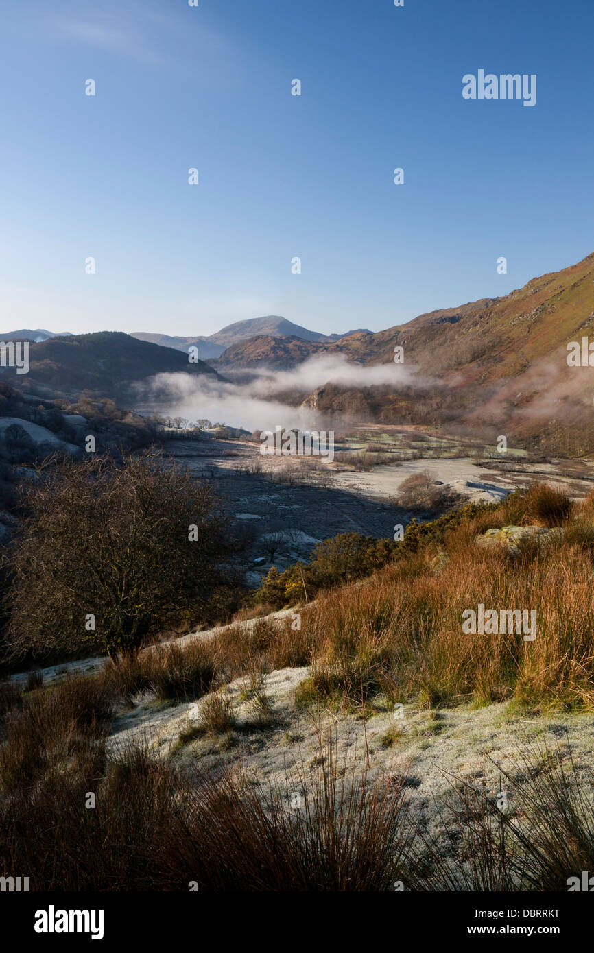 Gwynant Tal mit Blick auf See Llyn Gwynant und Moel Hebog Winter Morgen Nebel Snowdonia Gwynedd North Wales UK Stockfoto