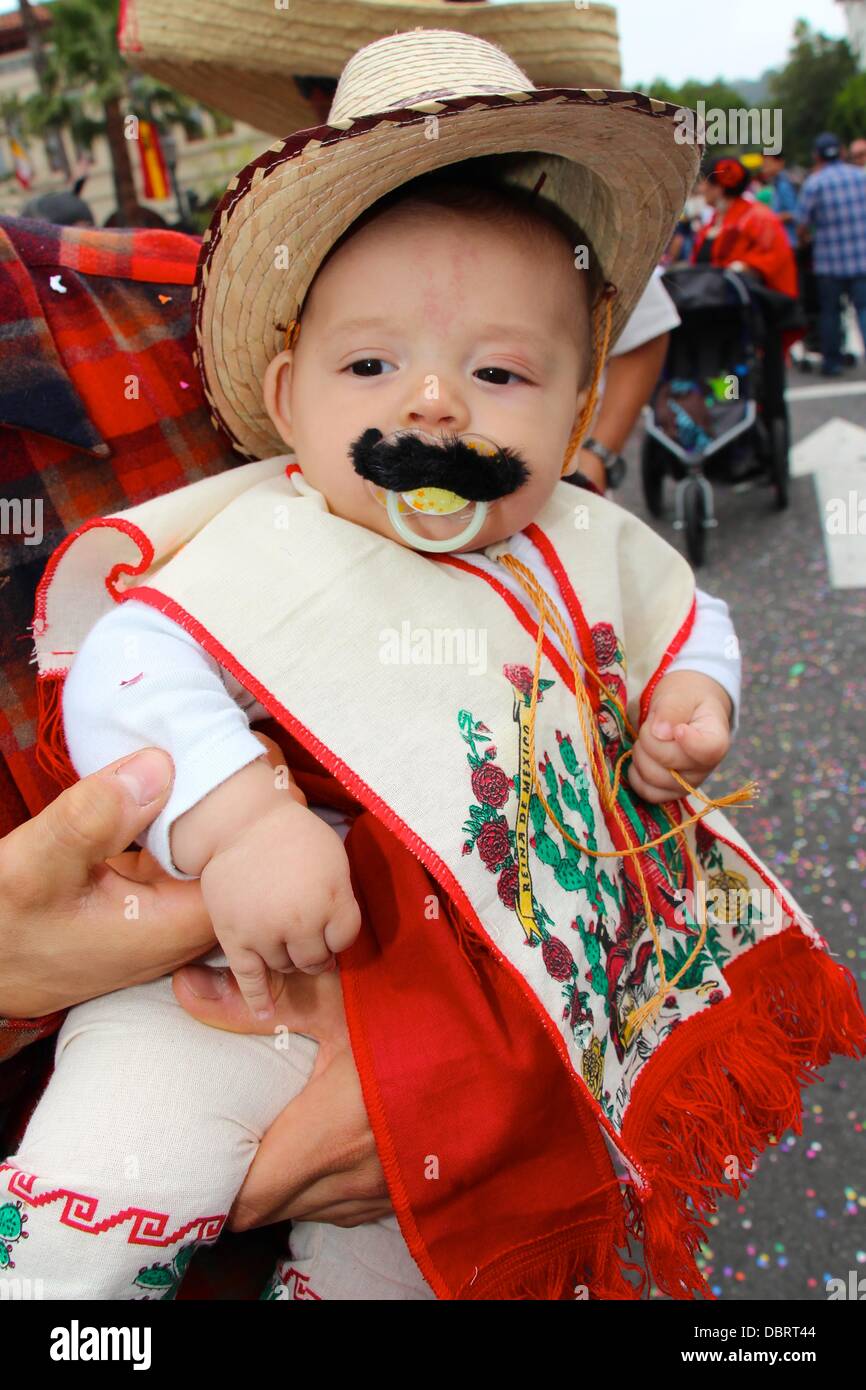 Santa Barbara, Kalifornien USA reist 3. August 2013 der 83rd jährlichen Kindern Fiesta Parade hinunter State Street in Santa Barbara, Kalifornien. Mehr als zwei tausend fünfhundert Kinder tragen bunte Kostüme und März in der jährlichen El Desfile De Los Niños (Kinder Parade) jedes erhalten ein kostenloses Eis am Ziel. Alte spanische Tage Fiesta entstand 1924, Santa Barbara spanischen und mexikanischen multi-kulturelle Erbe zu feiern. 3. August 2013 Credit: Lisa Werner/Alamy Live-Nachrichten Stockfoto