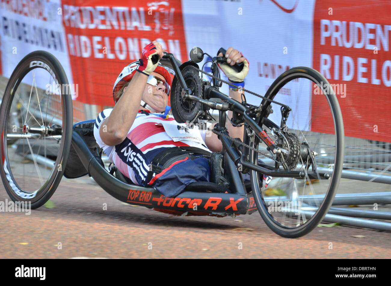 Die aufsichtsrechtlichen RideLondon Grand-Prix - Paralympischen mit Hand-Radrennen Stockfoto