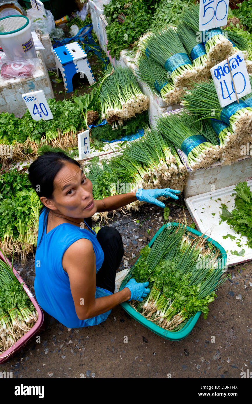 Verkauf von Gemüse auf dem Klong Toey Markt in Bangkok, Thailand Stockfoto