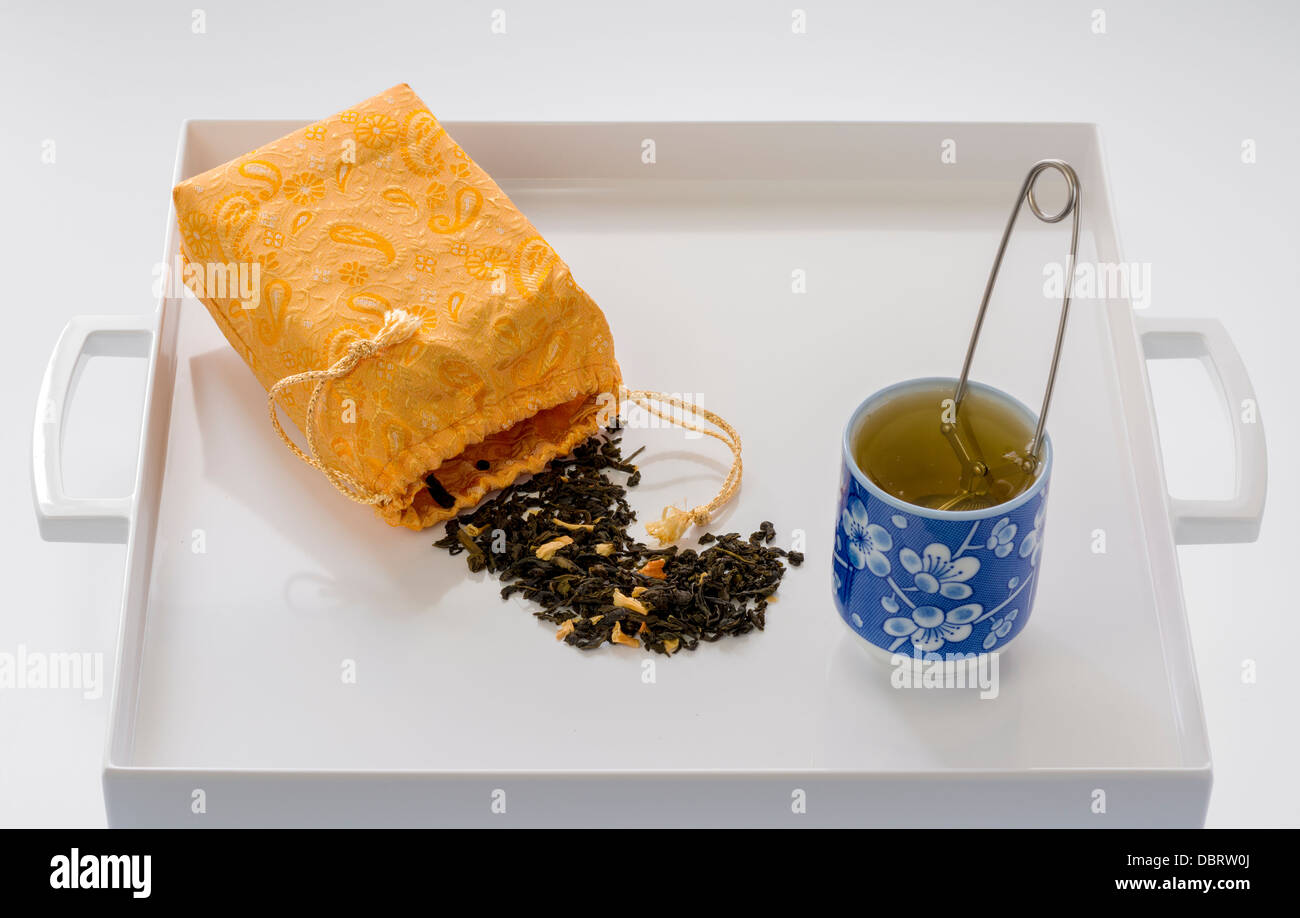 Frischer Tee einweichen in einer kleinen Tasse Stockfoto