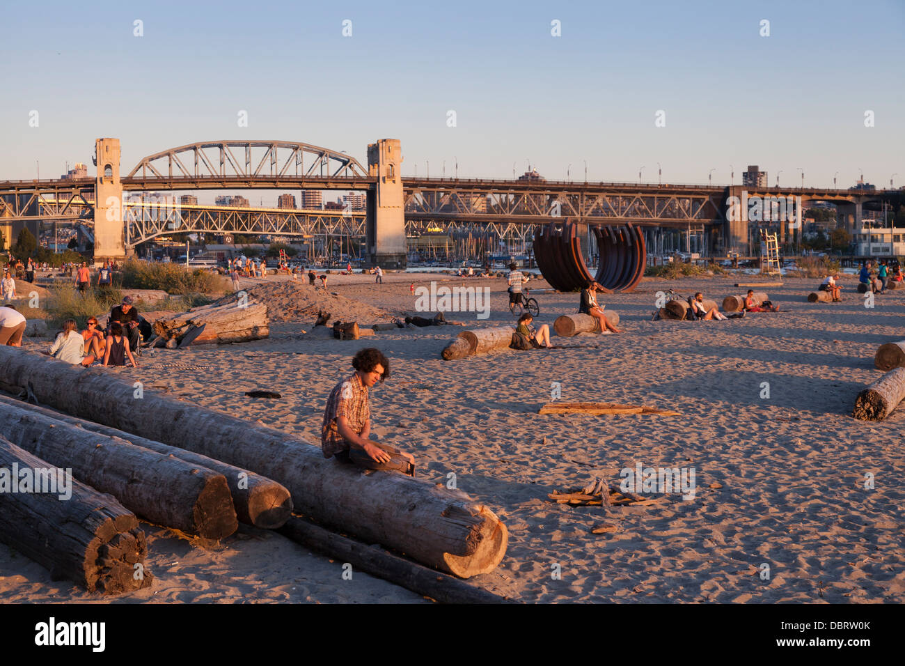 Sunset Beach Park mit der Burrard Bridge bei Sonnenuntergang - Westend, Vancouver, Britisch-Kolumbien, Kanada Stockfoto