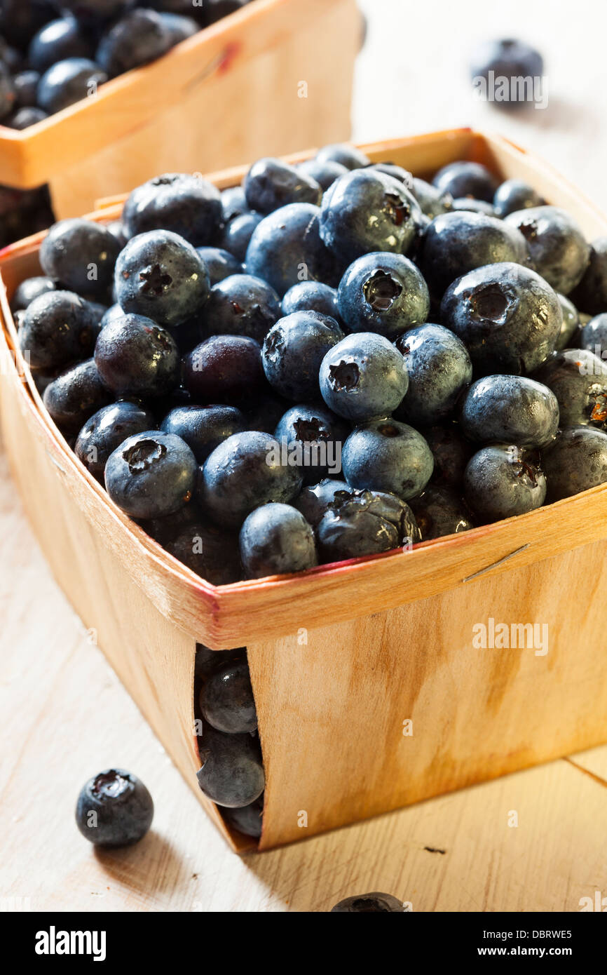 Gruppe von organischen Blaubeeren in einem Korb Stockfoto