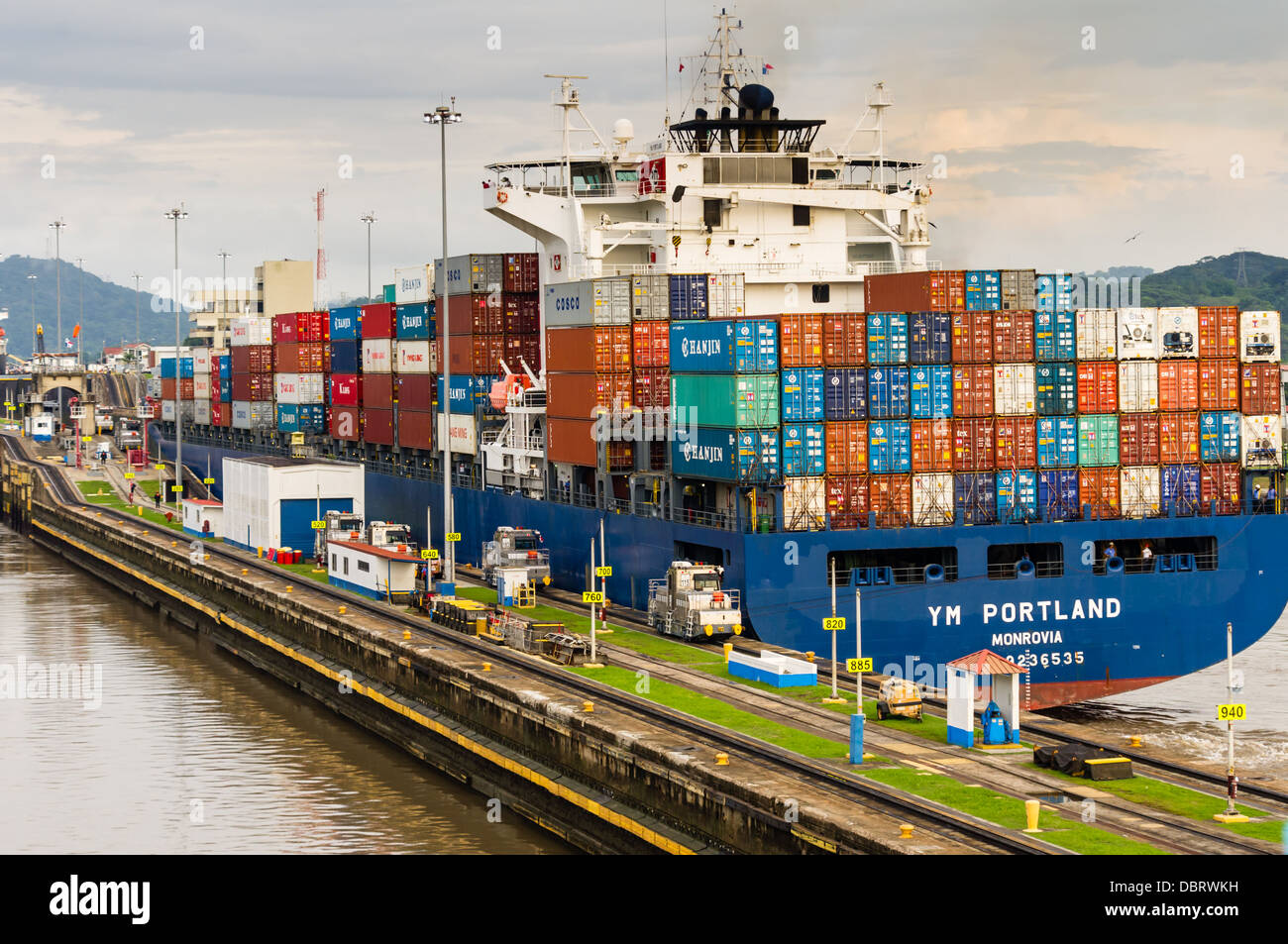 Panama-Kanal Panama Containerschiff YM Portland Transite die Miraflores-Schleusen Stockfoto