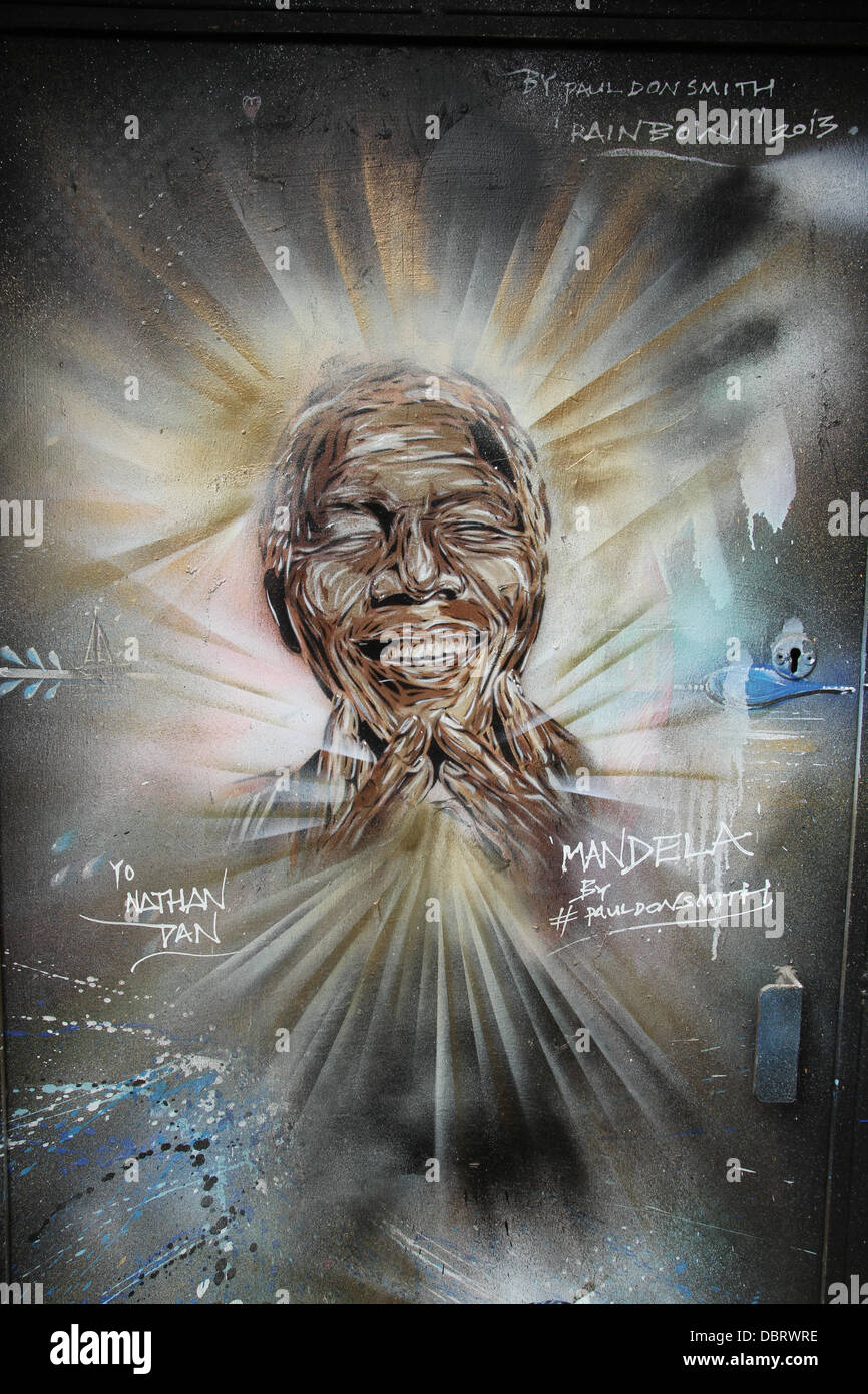 London 3. August 2013.  Porträt von "Madiba" finden Sie einen Eingang auf der Brick Lane im Osten Londons von Streetart-Künstler Paul Donsmith.  Kredit-David Mbiyu/Alamy Live-Nachrichten Stockfoto