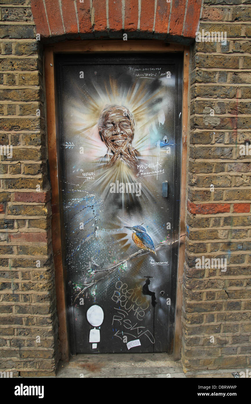 London 3. August 2013.  Porträt von "Madiba" finden Sie einen Eingang auf der Brick Lane im Osten Londons von Streetart-Künstler Paul Donsmith.  Kredit-David Mbiyu/Alamy Live-Nachrichten Stockfoto