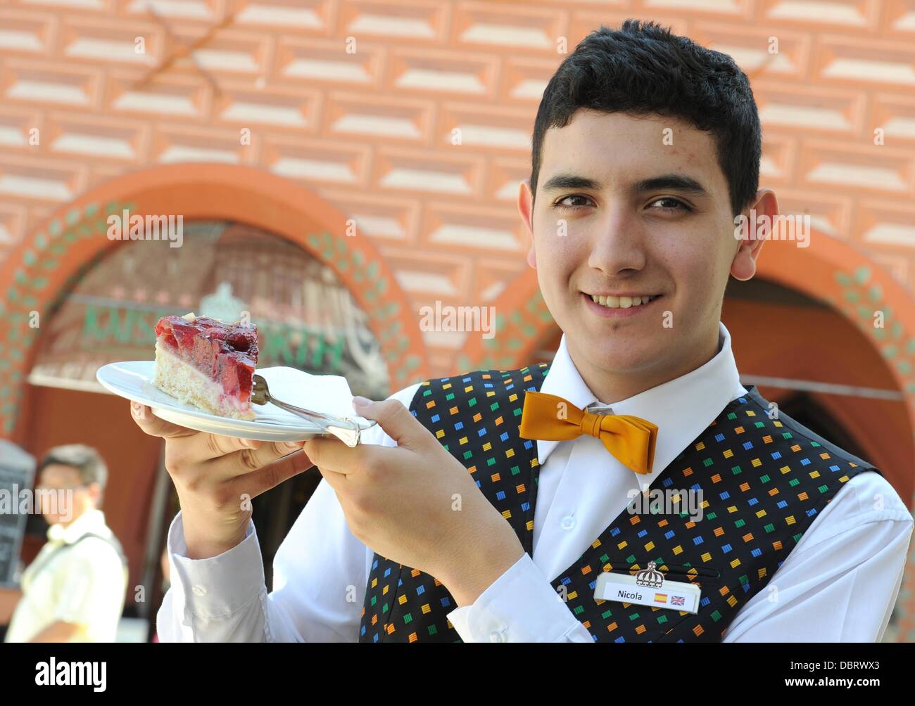 Nicola Meza aus Spanien stellt bei Hotel Kaiserworth in Goslar, Deutschland, 1. August 2013. Er ist einer der sieben Gastronomie Praktikanten im Hotel. Das Praktikum ist ein Jahr lang. Foto: HOLGER HOLLEMANN Stockfoto