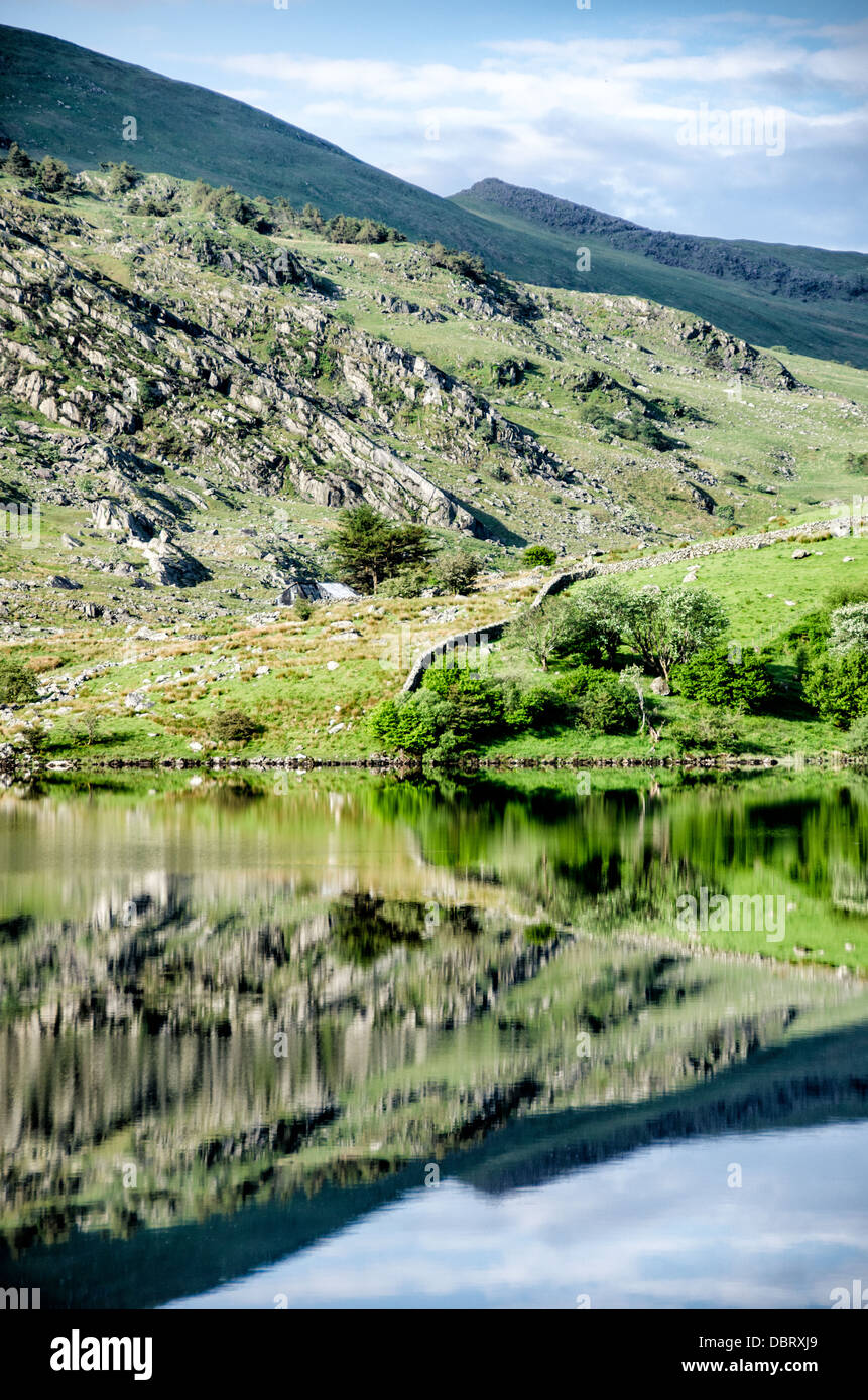 SNOWDONIA, Wales – die zerklüfteten Berge des nördlichen Snowdonia-Nationalparks entlang der A4086. Diese malerische Route bietet einen dramatischen Blick auf die walisische Landschaft mit hohen Gipfeln, felsigen Landschaften und ausgedehnten Tälern, was sie zu einer beliebten Fahrt für Naturliebhaber macht, die den Park erkunden. Stockfoto