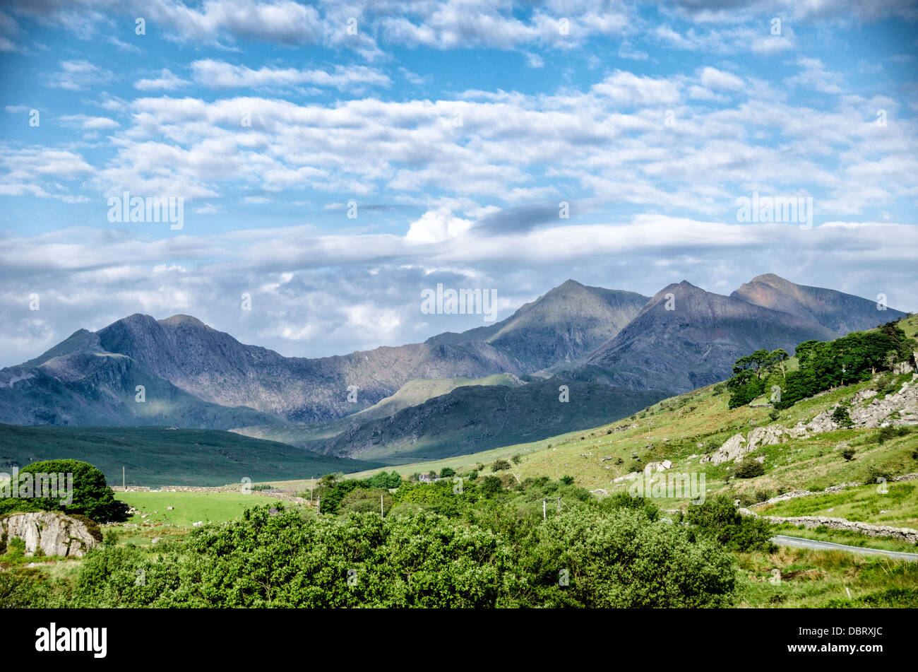 SNOWDONIA, Wales – die zerklüfteten Berge des nördlichen Snowdonia-Nationalparks entlang der A4086. Diese malerische Route bietet einen dramatischen Blick auf die walisische Landschaft mit hohen Gipfeln, felsigen Landschaften und ausgedehnten Tälern, was sie zu einer beliebten Fahrt für Naturliebhaber macht, die den Park erkunden. Stockfoto