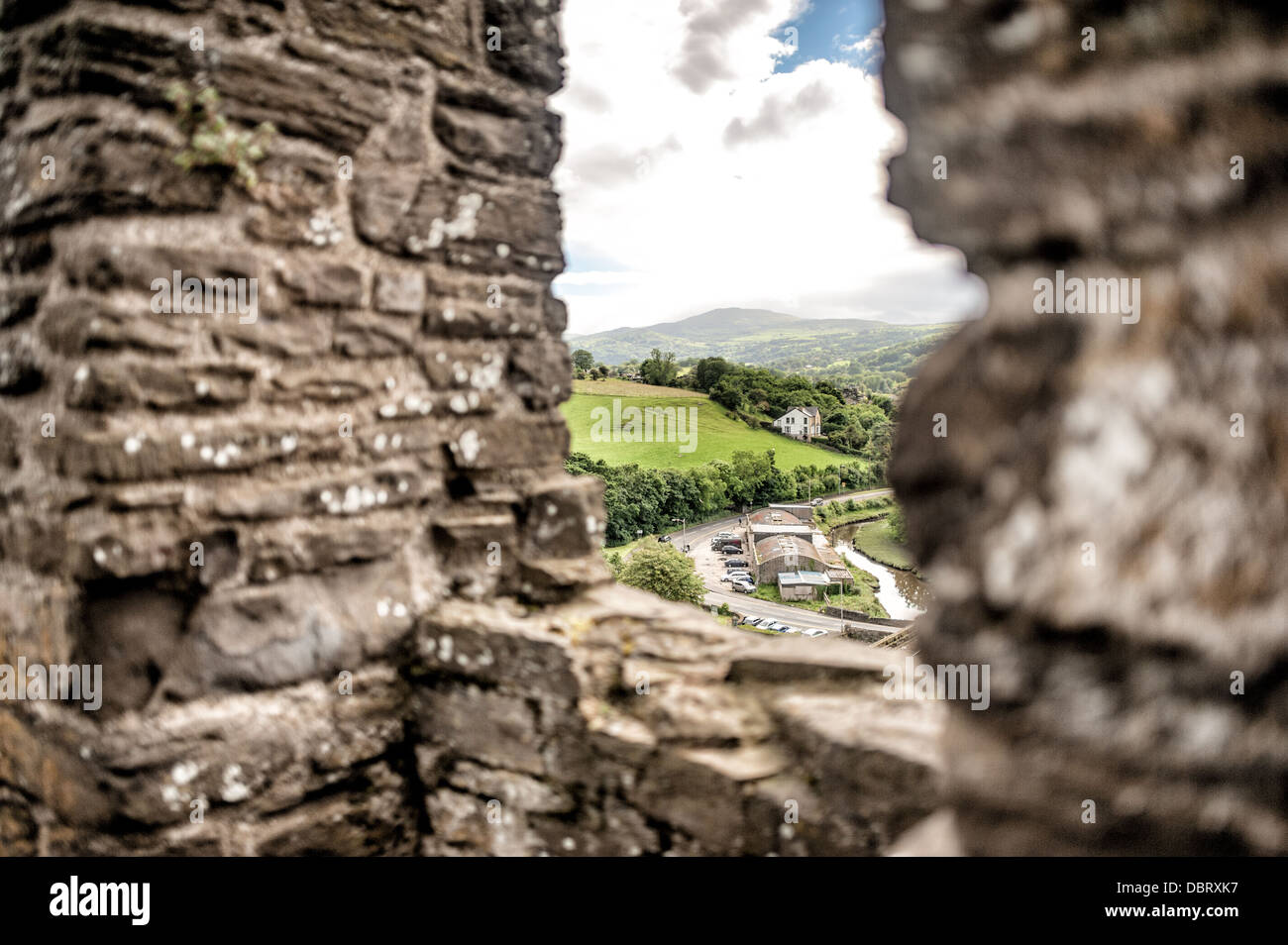 CONWY, Wales – die Stadt und die Umgebung von einem der Türme von Conwy Castle, einer mittelalterlichen Festung, die Eduard I. im späten 13. Jahrhundert erbaut hat. Die Burg ist Teil der ummauerten Stadt Conwy und nimmt einen strategischen Punkt am Fluss Conwy in Nordwales ein. Conwy Castle gilt weithin als eines der besten Beispiele für Militärarchitektur des späten 13. Und frühen 14. Jahrhunderts in Europa. Die Festung und die Stadtmauern gehören zum UNESCO-Weltkulturerbe als Teil der Burgen und Stadtmauern von König Eduard in Gwynedd. Die acht gewaltigen runden Türme der Burg und der Higg Stockfoto