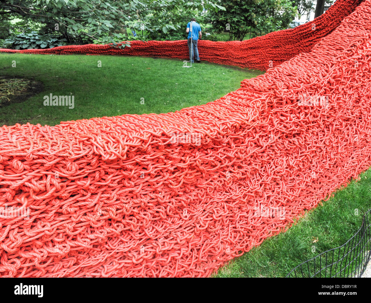 Arbeiter, die Wartungsarbeiten auf gewundenen geflochtenen Seil Kunst Installation rot gelb blau von Orly Genger Madison Square Park New York zu tun Stockfoto