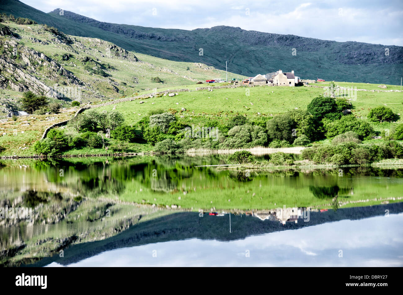 SNOWDONIA NATIONAL PARK, Wales - die zerklüftete Landschaft der Berge im Norden des Snowdonia National Park, Wales, entlang der wunderschönen EINE 4086 Straße. Stockfoto