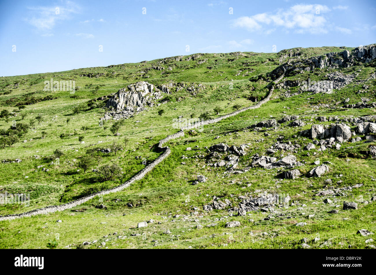 SNOWDONIA, Wales – die zerklüfteten Berge des nördlichen Snowdonia-Nationalparks entlang der A4086. Diese malerische Route bietet einen dramatischen Blick auf die walisische Landschaft mit hohen Gipfeln, felsigen Landschaften und ausgedehnten Tälern, was sie zu einer beliebten Fahrt für Naturliebhaber macht, die den Park erkunden. Stockfoto