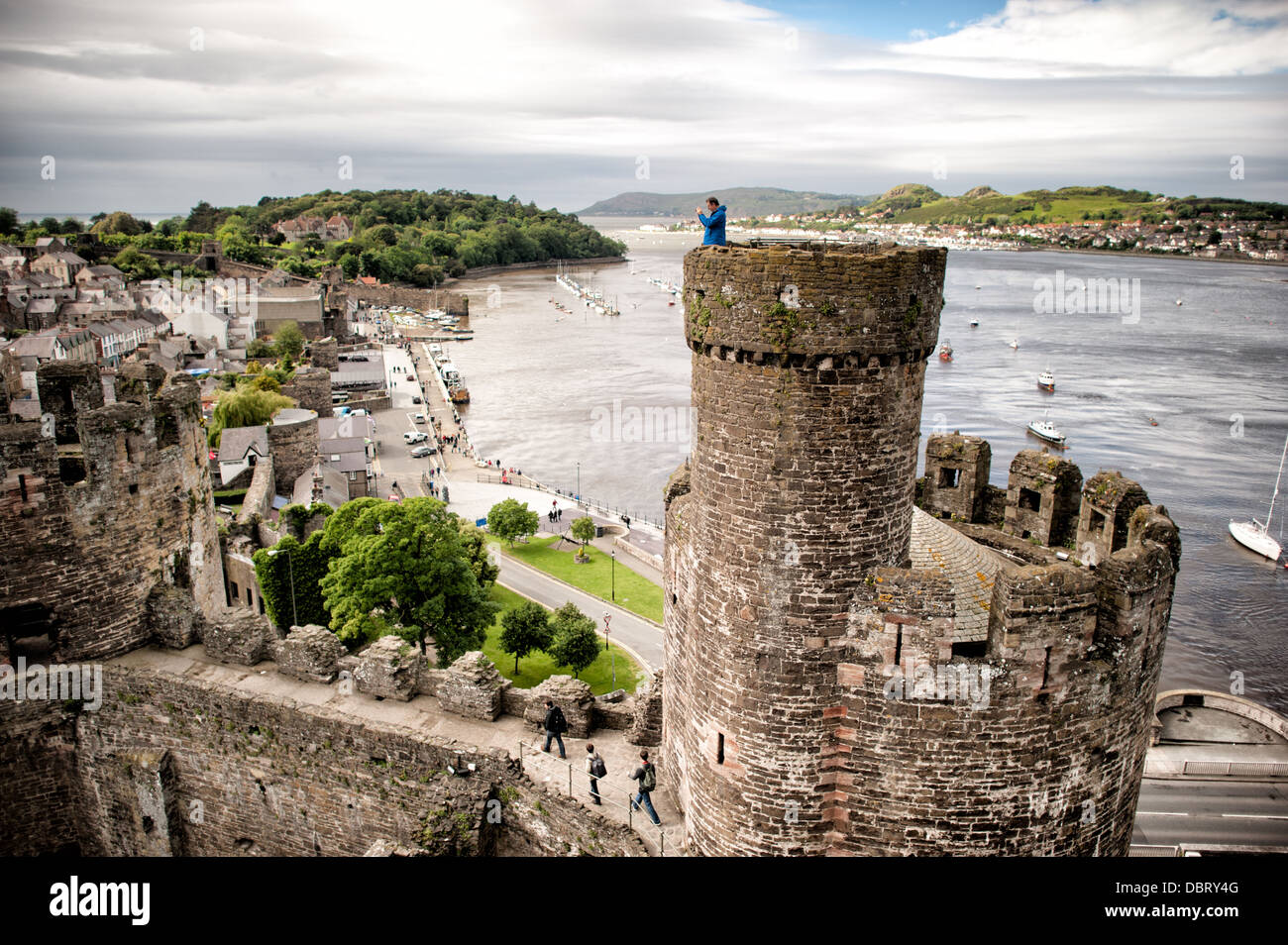 CONWY, Wales – die Stadt und die Umgebung von einem der Türme von Conwy Castle, einer mittelalterlichen Festung, die Eduard I. im späten 13. Jahrhundert erbaut hat. Die Burg ist Teil der ummauerten Stadt Conwy und nimmt einen strategischen Punkt am Fluss Conwy in Nordwales ein. Conwy Castle gilt weithin als eines der besten Beispiele für Militärarchitektur des späten 13. Und frühen 14. Jahrhunderts in Europa. Die Festung und die Stadtmauern gehören zum UNESCO-Weltkulturerbe als Teil der Burgen und Stadtmauern von König Eduard in Gwynedd. Die acht gewaltigen runden Türme der Burg und der Higg Stockfoto