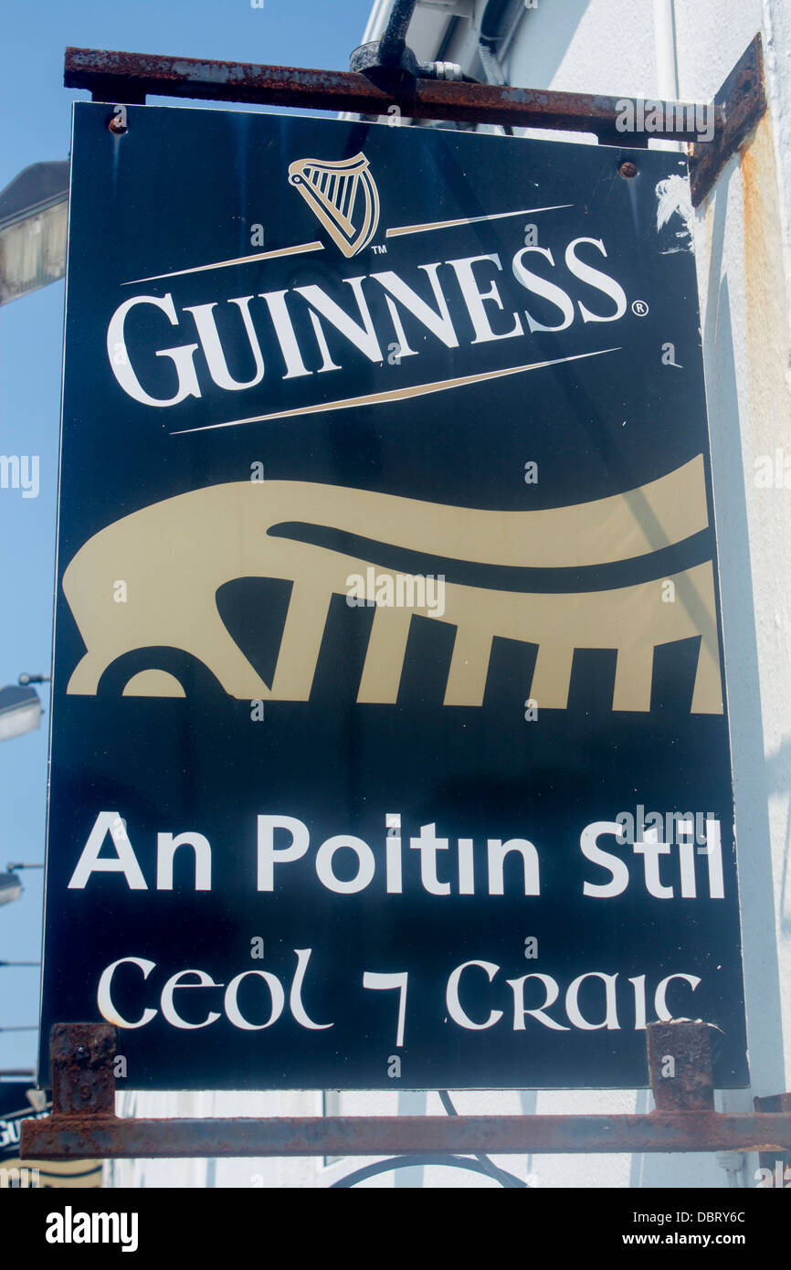 Guinness-Schild hängen vor Pub County Galway Irland Irland Stockfoto