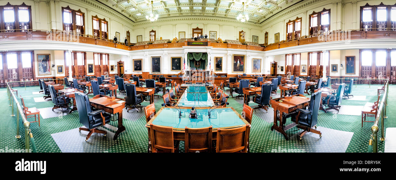 Texas State Capitol Senate Chamber Austin Texas // AUSTIN, Texas, Vereinigte Staaten — Panorama des Innenraums der Senatskammer im Texas State Capitol in Austin, Texas. Der Senat von Texas besteht aus 31 Senatoren, von denen jeder einen eigenen Schreibtisch in der Kammer hat. Der Boden ist mit einem markanten grünen Teppich gesäumt, der ihn vom Repräsentantenhaus abhebt. Stockfoto