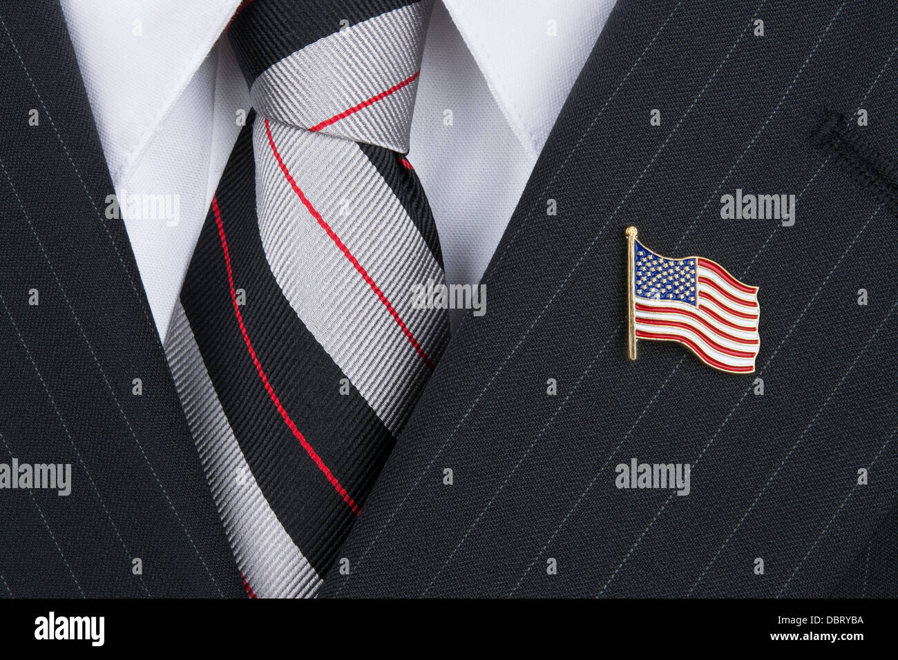 Ein Politiker tragen eine amerikanische Flagge Anstecknadel symbolisiert Patriotismus. Stockfoto