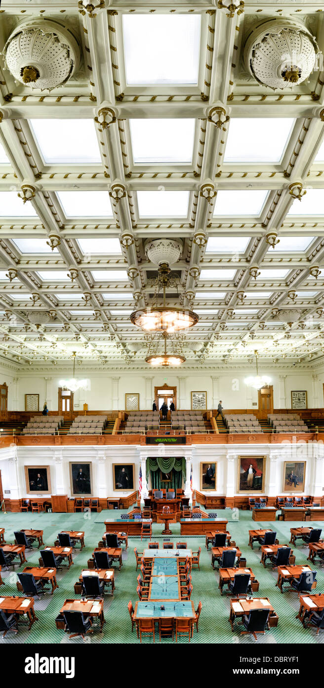 Texas State Capitol Senate Chamber Interior Austin Texas // AUSTIN, Texas, Vereinigte Staaten — Panorama des Innenraums der Senate Chamber im Texas State Capitol in Austin, Texas. Der Senat von Texas besteht aus 31 Senatoren, von denen jeder einen eigenen Schreibtisch in der Kammer hat. Der Boden ist mit einem markanten grünen Teppich gesäumt, der ihn vom Repräsentantenhaus abhebt. Stockfoto