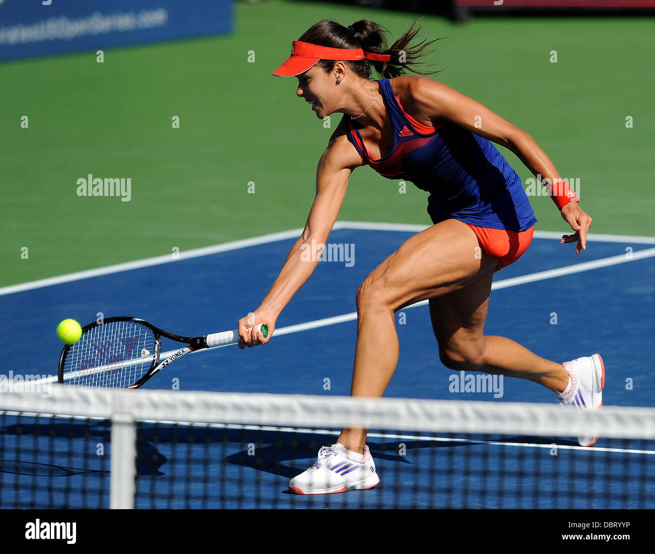 La Costa, Carlsbad, Kalifornien, USA. 2. August 2013. Ana Ivanovic (SRB) macht eine Rückkehr Schuss am Netz nach im La Costa Resort &amp; Spa in Carlsbad CA. Kredit während eines Spiels gegen Roberta Vinci (ITA) während das Viertelfinale der Southern California Open gespielt: Action Plus Sport/Alamy Live News Stockfoto