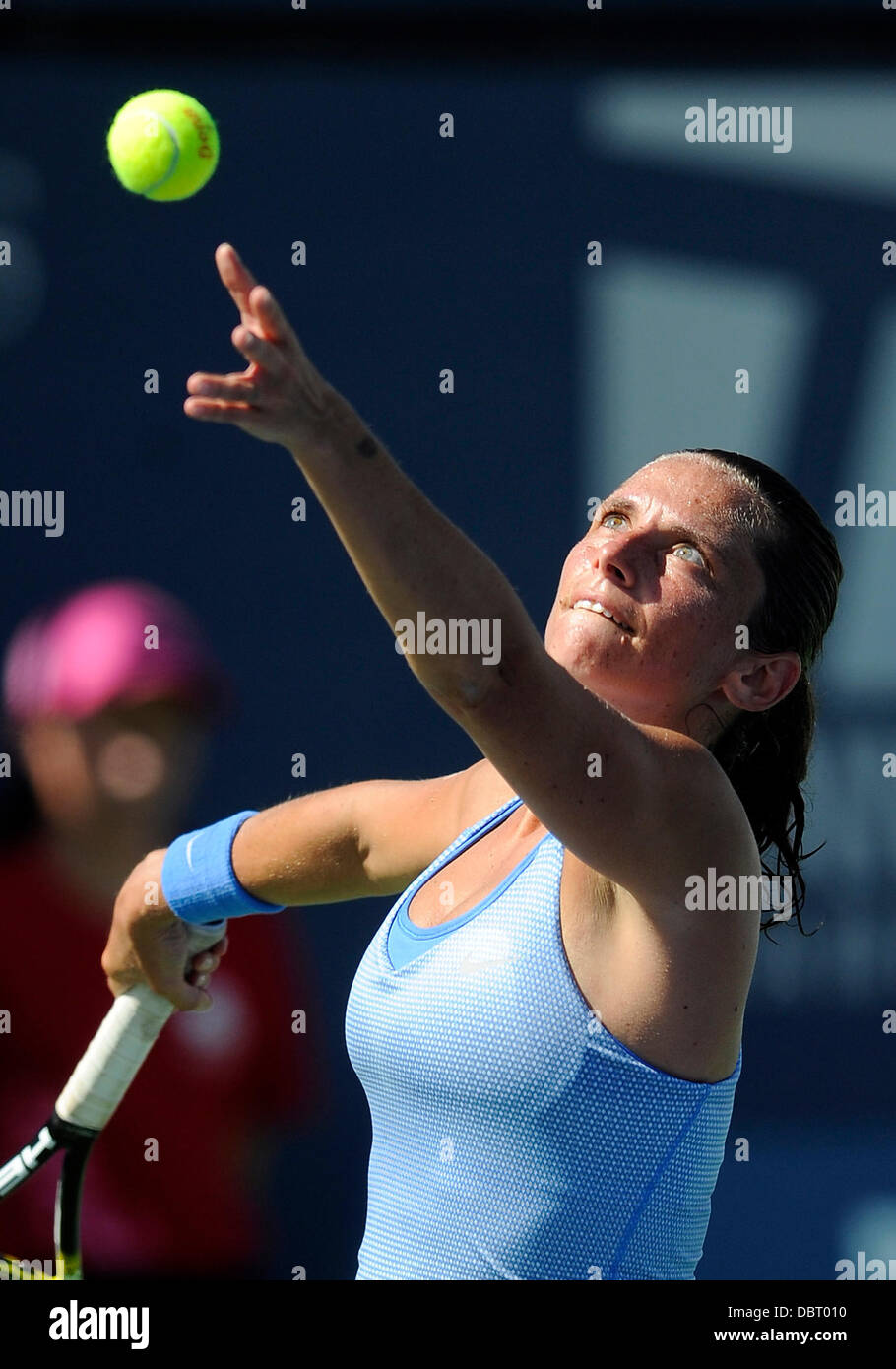 La Costa, Carlsbad, Kalifornien, USA. 2. August 2013. Roberta Vinci (ITA) diente während eines Spiels gegen Ana Ivanovic (SRB) während das Viertelfinale der Southern California Open gespielt im La Costa Resort &amp; Spa in Carlsbad CA. Credit: Action Plus Sport/Alamy Live News Stockfoto