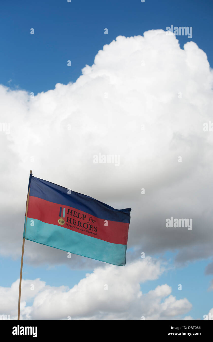 Hilfe für Helden Flagge vor einem bewölkten blauen Himmel Stockfoto