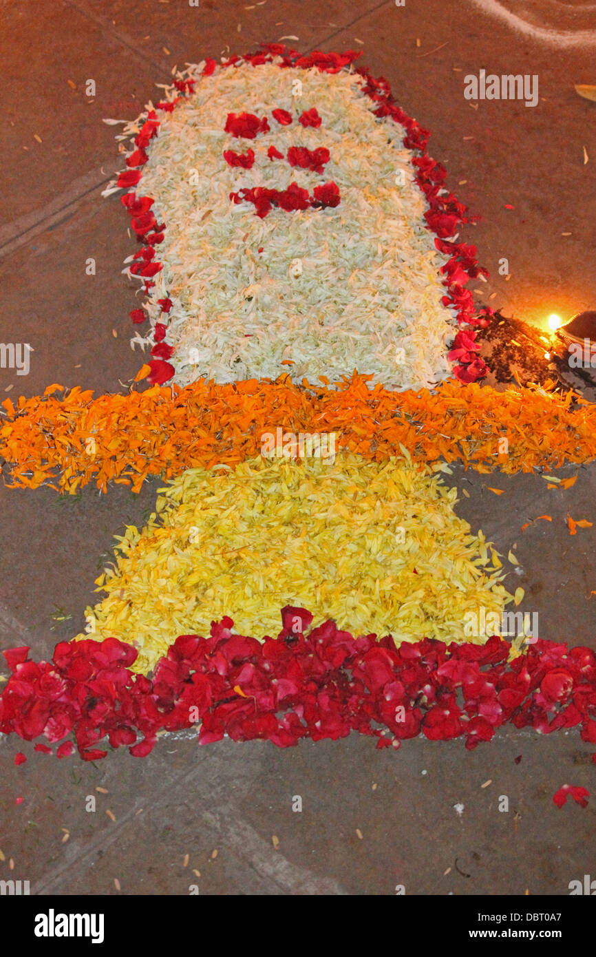 Blumenmuster Rangoli, Pune, Maharashtra, Indien Blume Rangoli Muster Shiva Linga Festival hindu Stockfoto