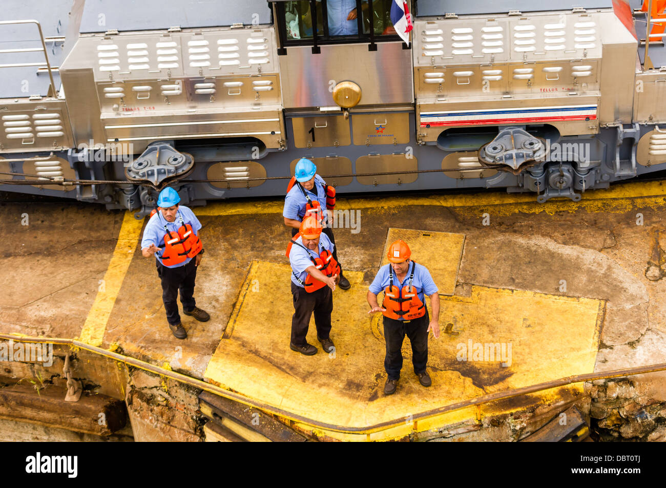 Panama-Kanal Panama Arbeitnehmer darauf vorbereiten, ein Schiff durch die Miraflores-Schleusen zu bewegen Stockfoto