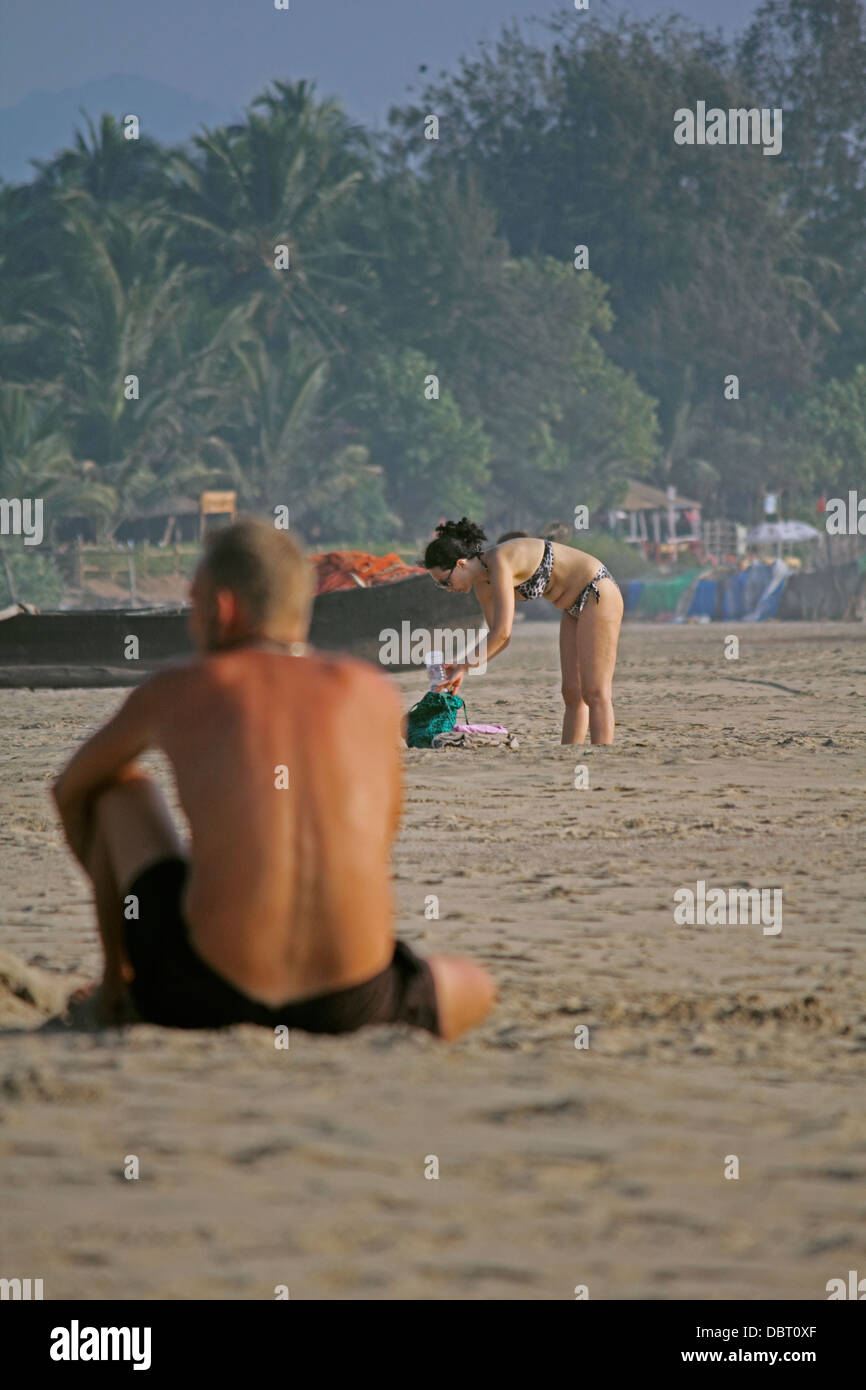 Menschen am Strand, Goa, Indien ändern Tücher Stockfoto