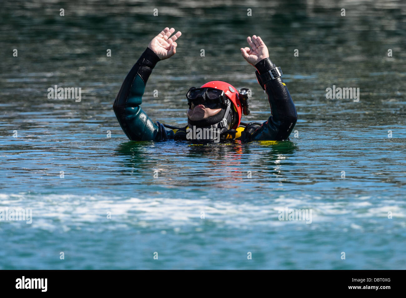 Ein Taucher von der Guardia Civil gibt die "OK", um ein Athlet bei der Männern hoch Tauchen Finale am 15. FINA WC springen Stockfoto