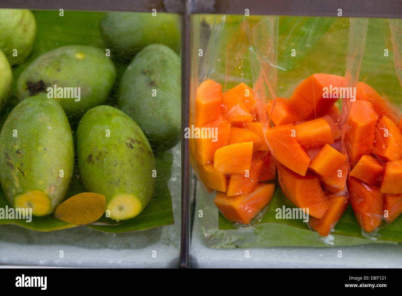 Frische Früchte auf einem Markt in Bangkok, Thailand Stockfoto