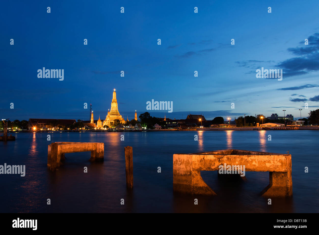 Nachtaufnahme des Wat Arun mit den Chao Praya Fluss Stockfoto