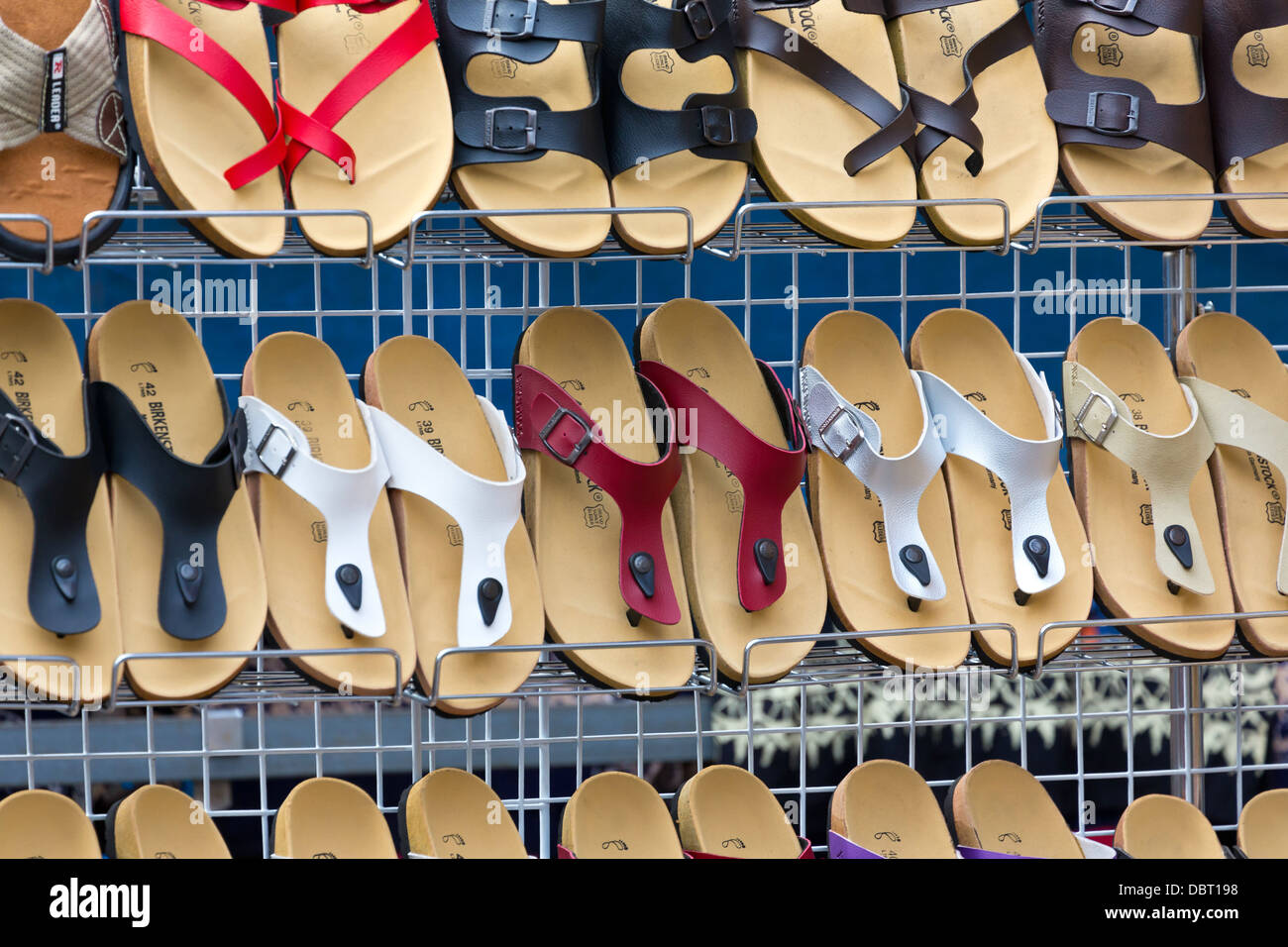 Verkauf von Sandalen auf einem Markt in Bangkok, Thailand Stockfotografie -  Alamy
