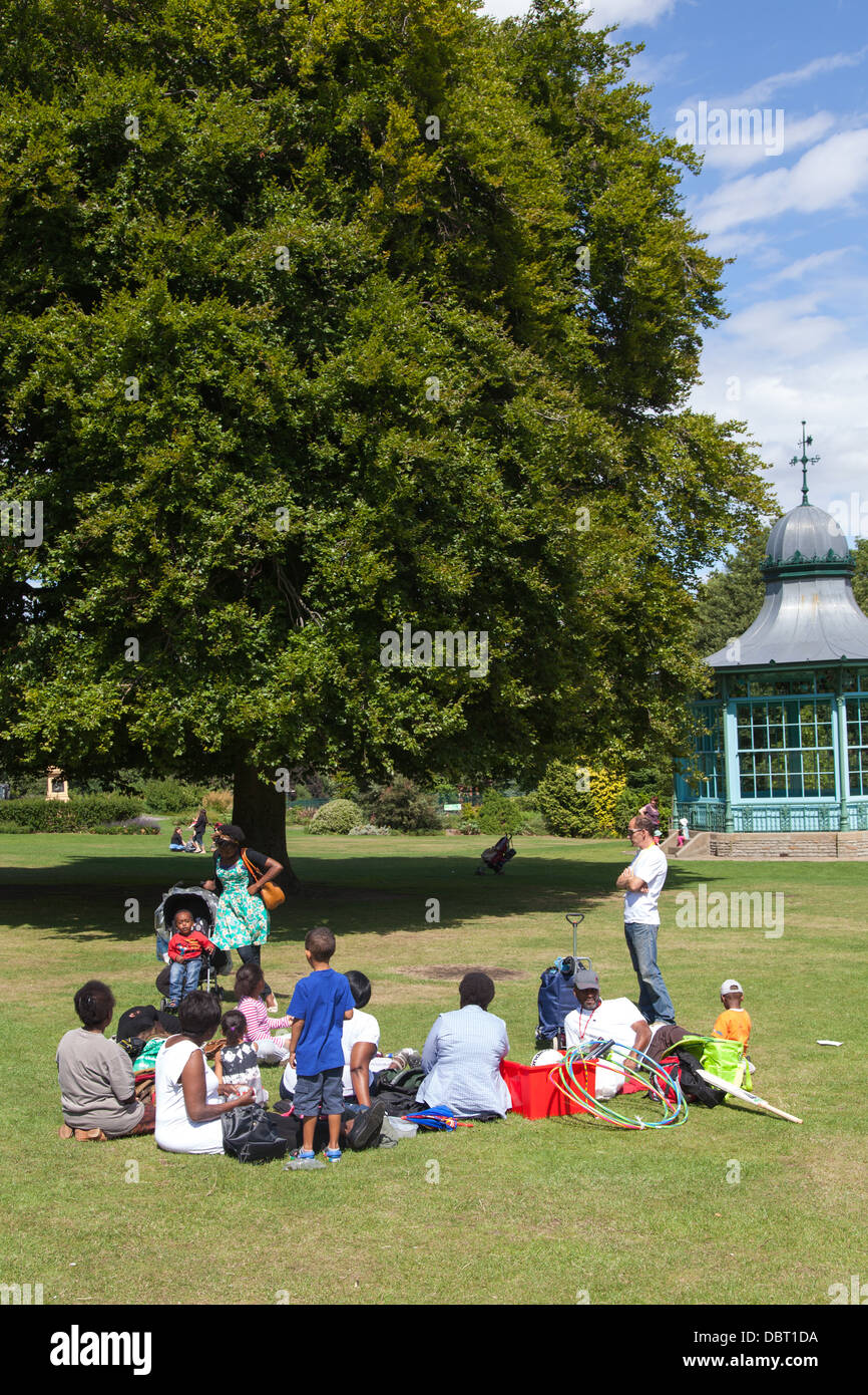 Ein sonniger Nachmittag in Weston Park Sheffield. Der Musikpavillon und Familien picknicken Stockfoto