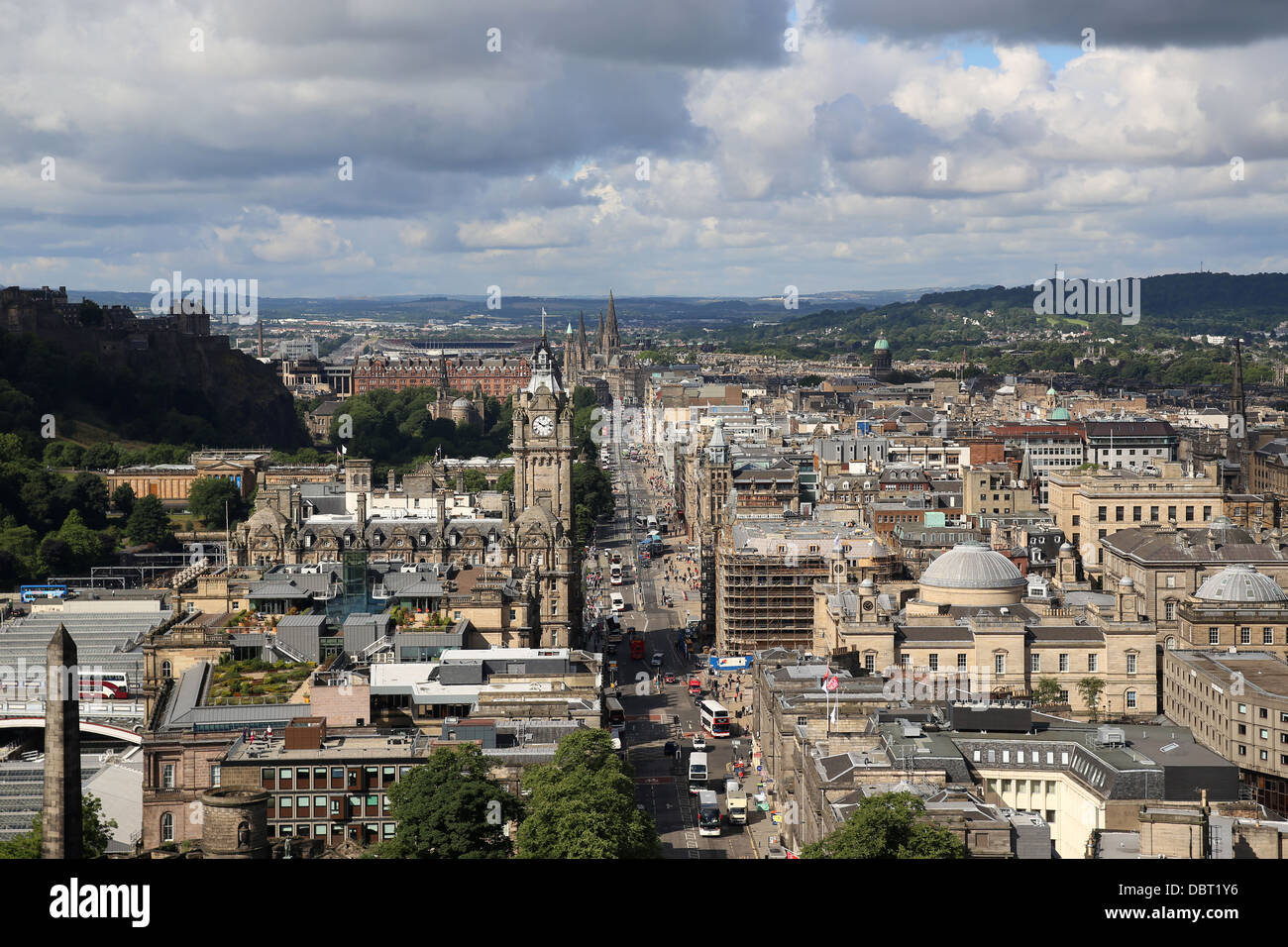 Vista Ansicht von Edinburgh, einschließlich der Princes Street, gesehen vom Calton Hill, Edinburgh, Schottland Stockfoto