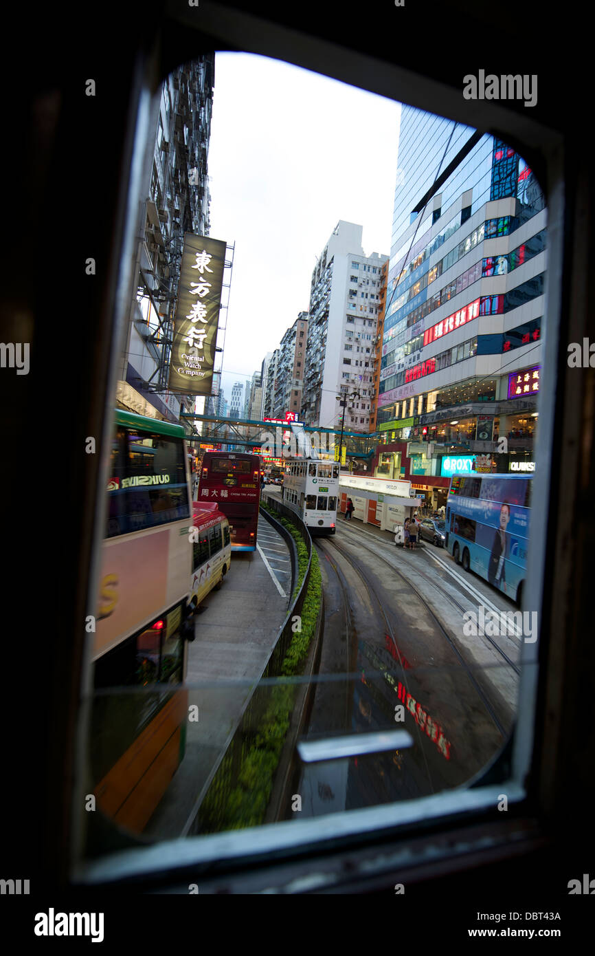 Blick von der Vorderseite der Straßenbahn durch wan chai Reisen Stockfoto