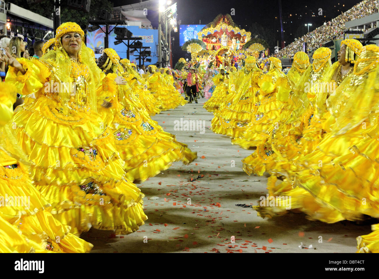 Eine Truppe von Tänzern in gelben Kleidern im Sambadrome für den Karneval in Rio De Janeiro, Brasilien am Montag, 11. Februar 2013. Stockfoto