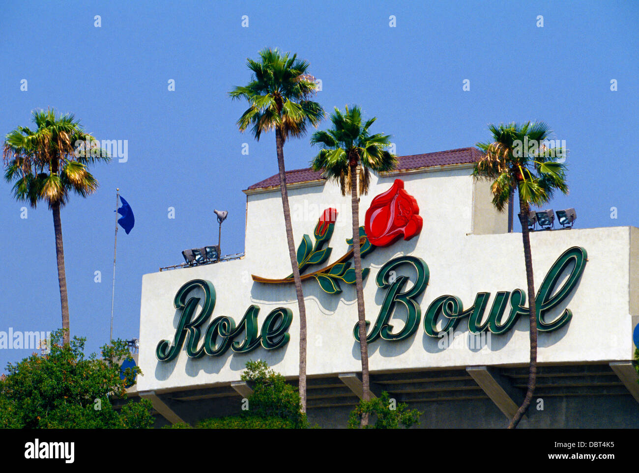 Ein buntesten Zeichen begrüßt Fans der Rose Bowl, eine Outdoor-Leichtathletikstadion berühmt für College-Football am Neujahrstag in Pasadena, Kalifornien, USA Stockfoto