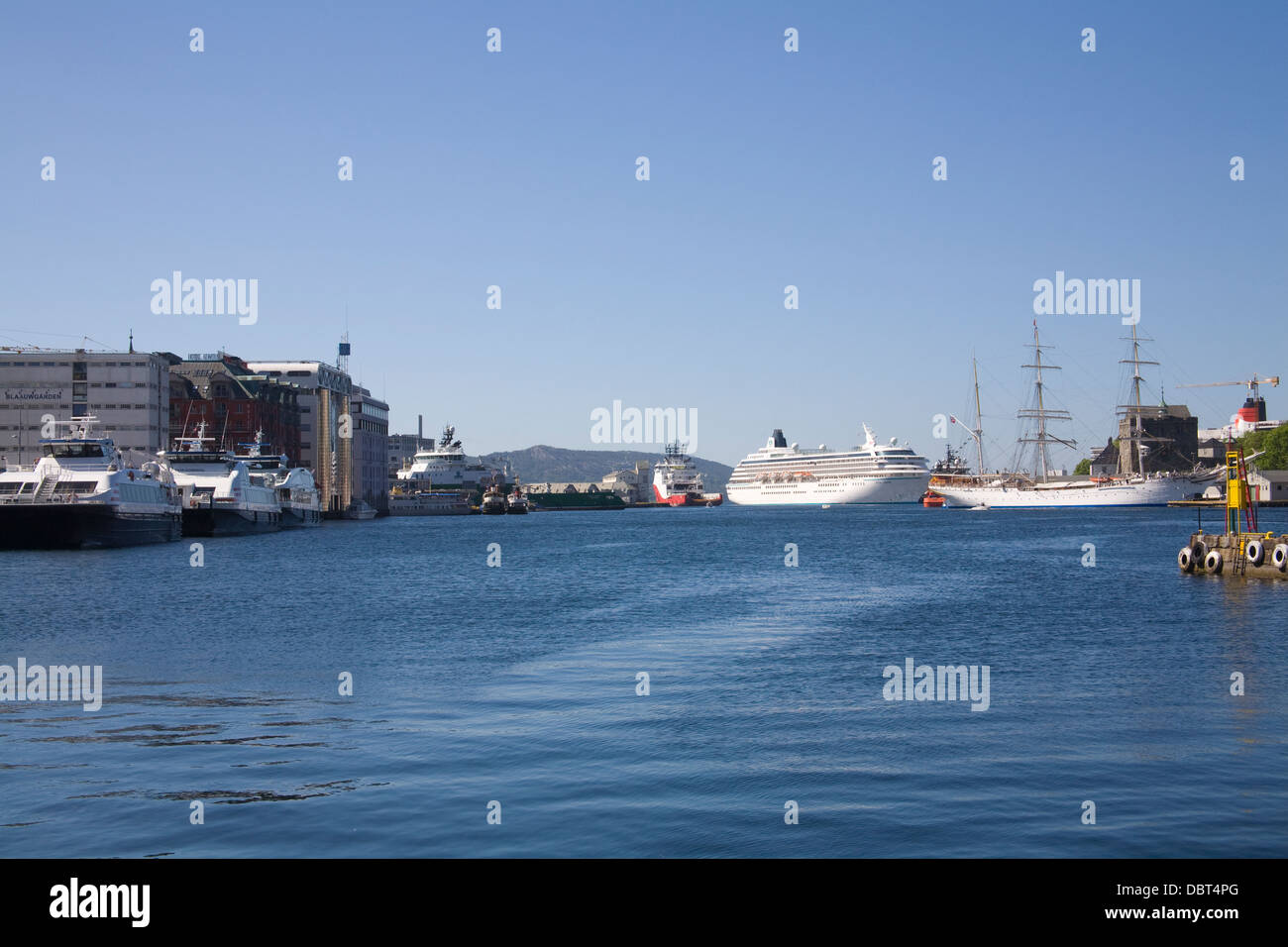 Bergen Norwegen Europa Eingabe Hafen Vagen mit Ankern Kreuzfahrtschiff Schiff hohen Masten Training und Anchor Handling Schlepper Stockfoto