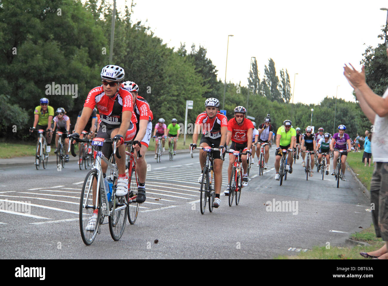 Aufsichtsrechtlichen RideLondon London-Surrey 100. Sonntag, 4. August 2013. 100 Mile Amateur Radsport-Event, etwa die London 2012 Olympischen Straßenrennen Route folgt. 20.000 Fahrer nahmen Teil, viele Geld für wohltätige Zwecke. East Molesey, Surrey, England, UK. Bildnachweis: Ian Flasche/Alamy Live-Nachrichten Stockfoto