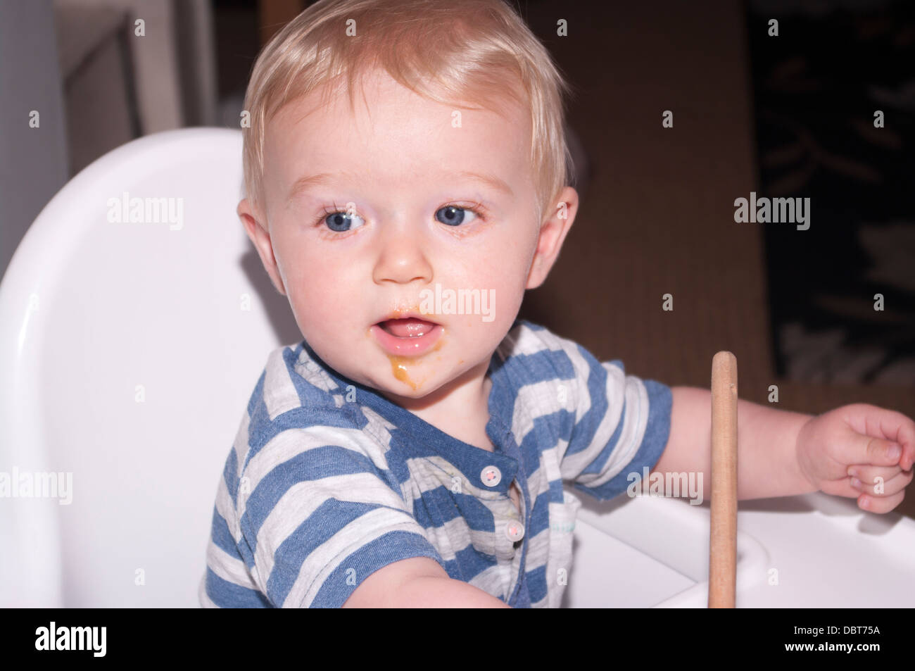 6 Monate altes Baby Boy mit Essen rund um den Mund Stockfoto