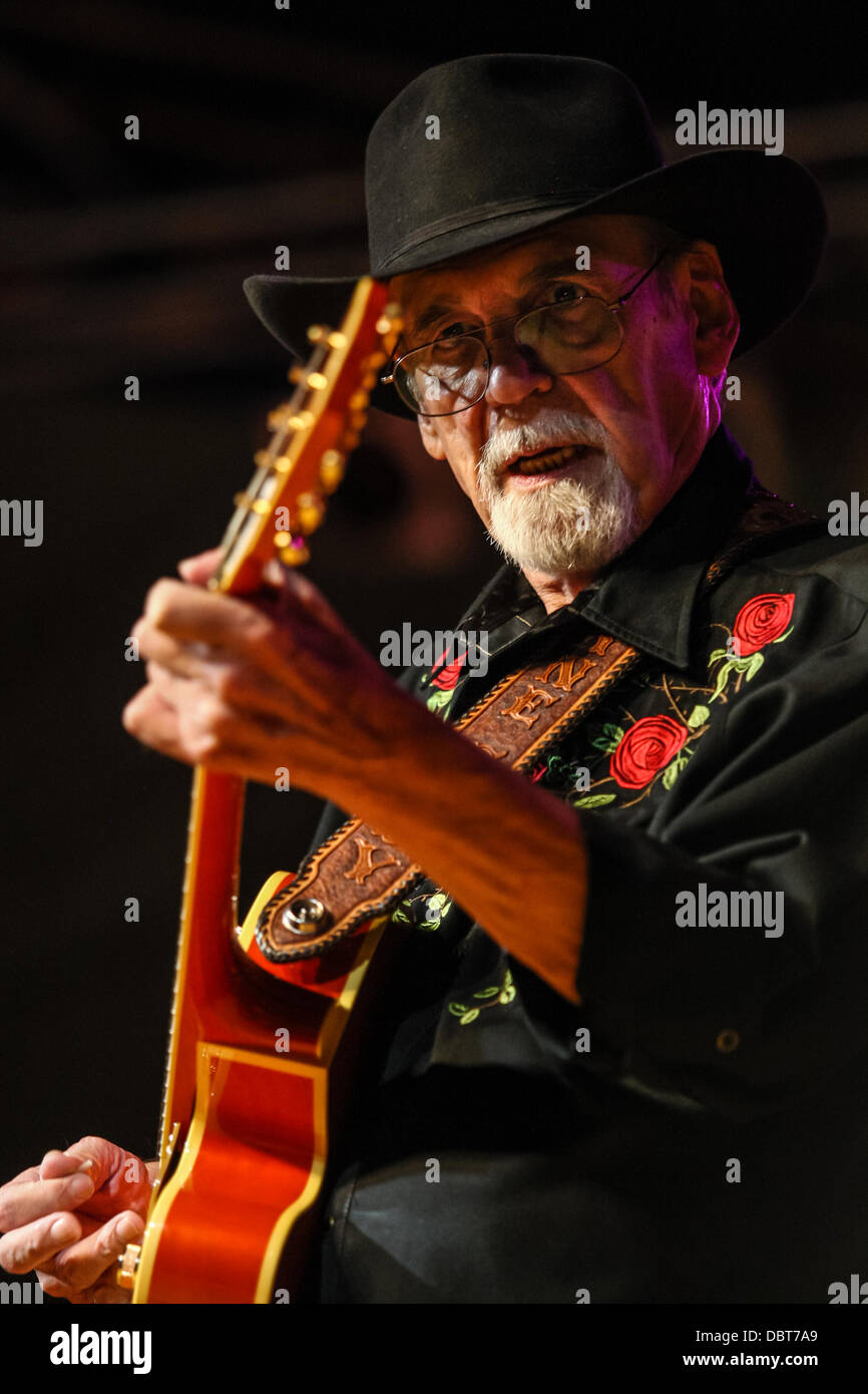 Senigallia, Italien. 3. August 2013. Summer Jamboree [International Festival 60 Wiederbelebung & Rock'n'Roll], Duane Eddy erklingt, in Foro Annonario in Senigallia, Italien am 3. August 2013. Bildnachweis: Valerio Agolino/Alamy Live-Nachrichten Stockfoto