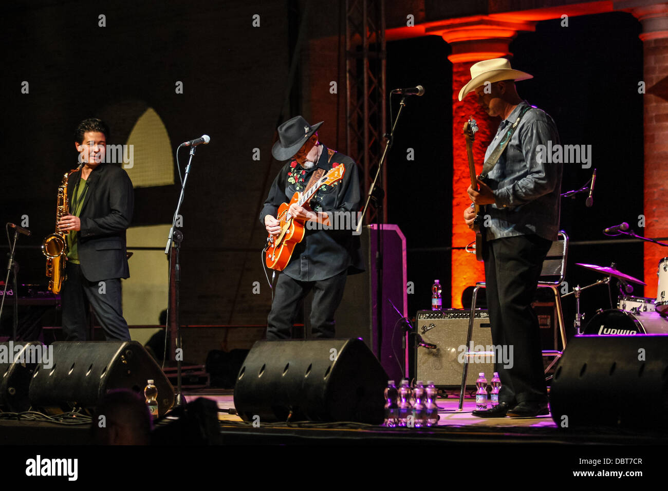 Senigallia, Italien. 3. August 2013. Summer Jamboree [International Festival 60 Wiederbelebung & Rock'n'Roll], Duane Eddy erklingt, in Foro Annonario in Senigallia, Italien am 3. August 2013. Bildnachweis: Valerio Agolino/Alamy Live-Nachrichten Stockfoto